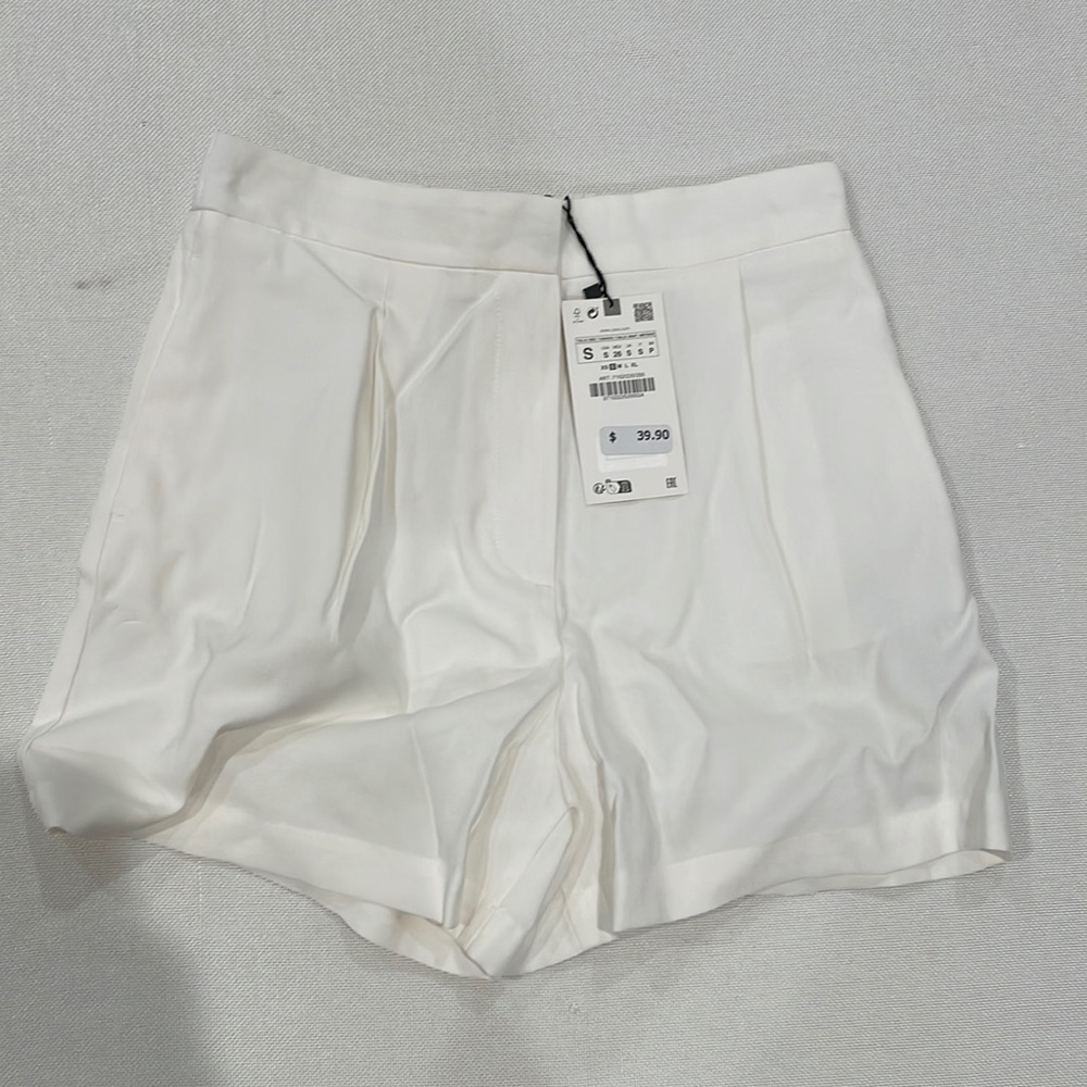 Zara women’s white shorts.  Brand new.  Tags attached